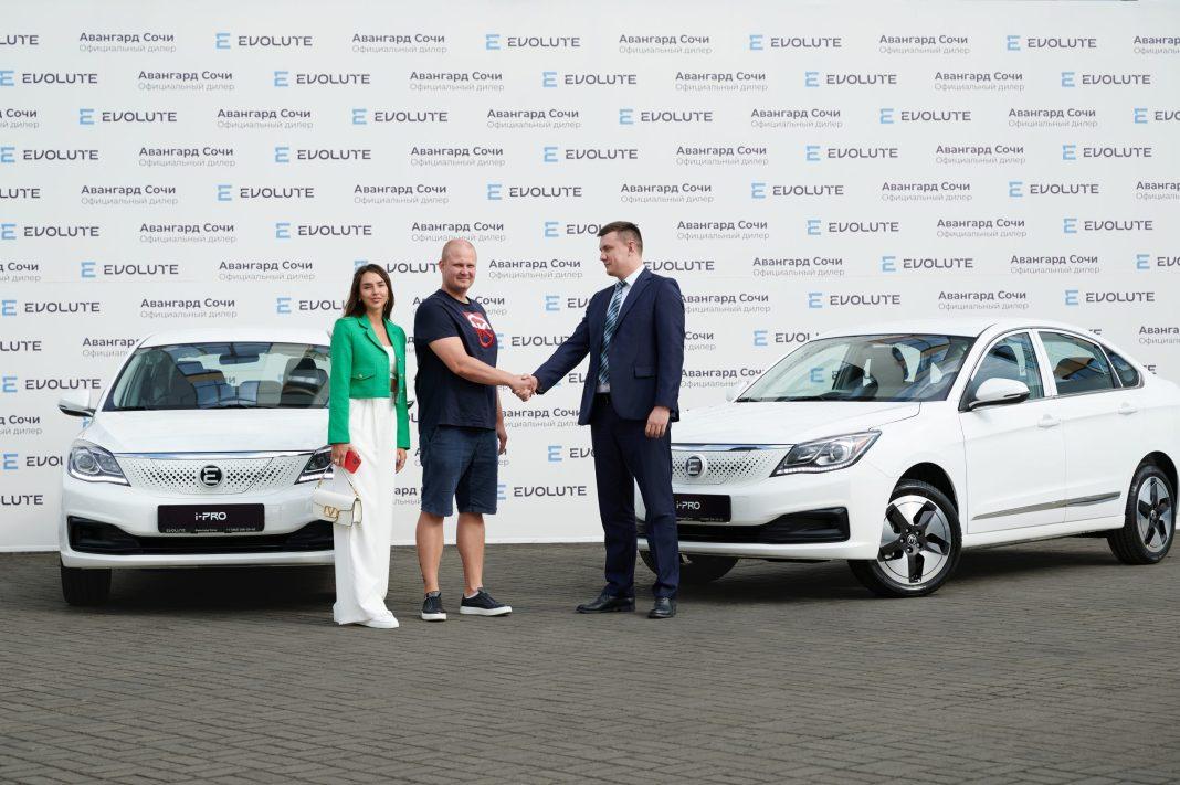 Самая крупная сделка по продаже электрокаров на Юге России состоялась между новым автоцентром «Авангард» и ООО «УралАвтоПром»