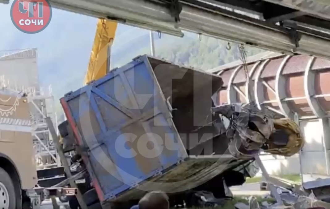 Неуклюжий гигант: в Сочи аварию с участием многотонного грузовика сняли на видео