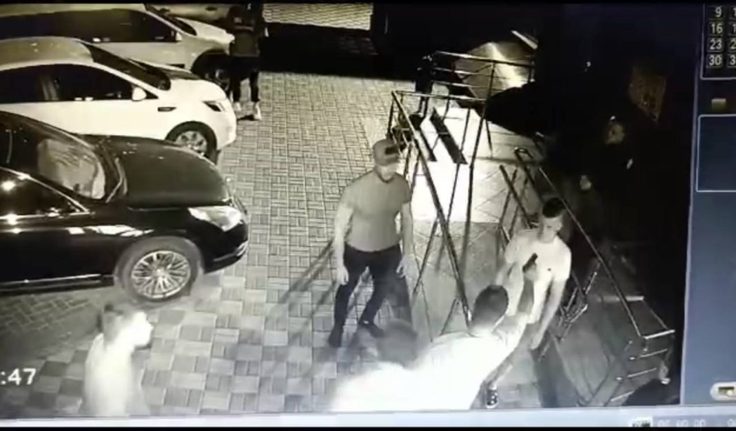 Угрожал пистолетом и ударил ножом в шею: шестеро мужчин устроили этой ночью жесть в Краснодаре (Видео)