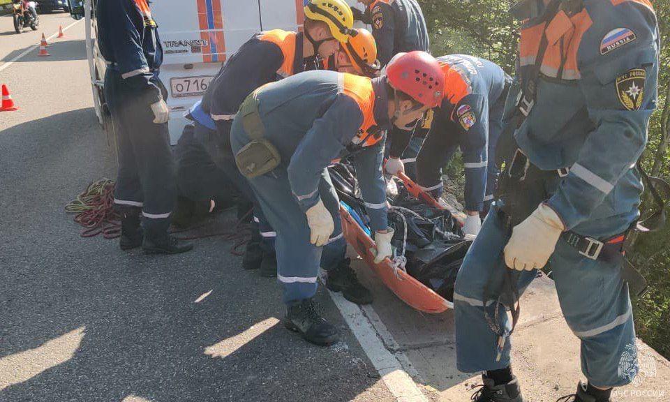 Смертельная авария в Сочи: фура с газовыми баллонами улетела с трассы