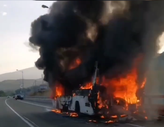 Выгорел дотла за несколько минут: на шоссе в Сочи сгорел автобус (видео)