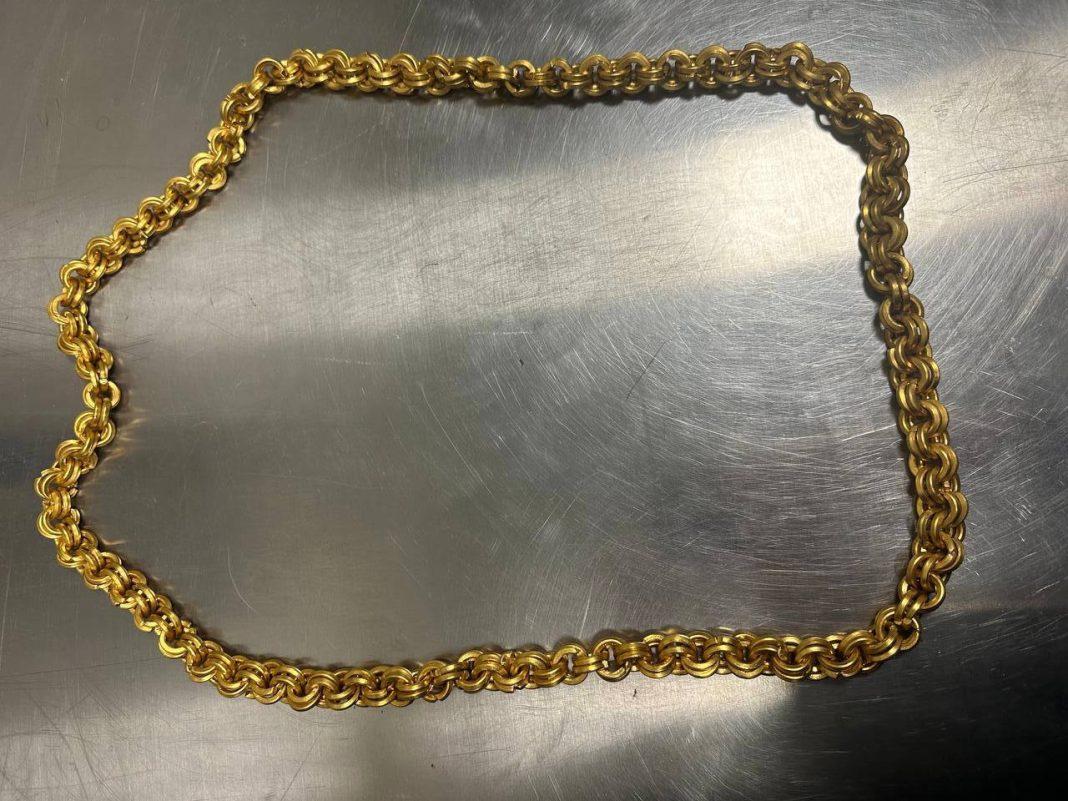 Гражданин Армении попытался на своей шее вывезти из России золотую цепь: она весит 2 килограмма и стоит 9 миллионов рублей