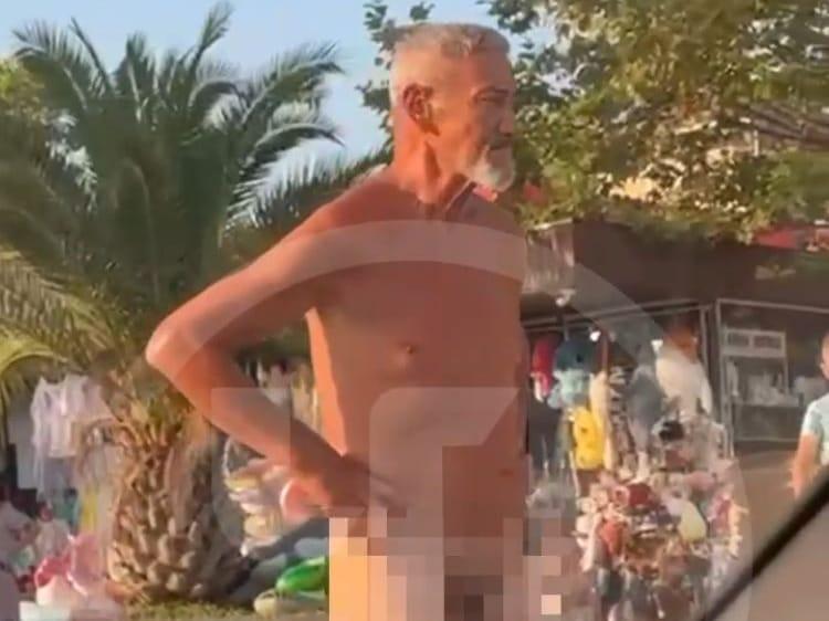 Без комплексов: в Сочи задержан 63-летний мужчина, разгуливавший по улице абсолютно голым (видео)