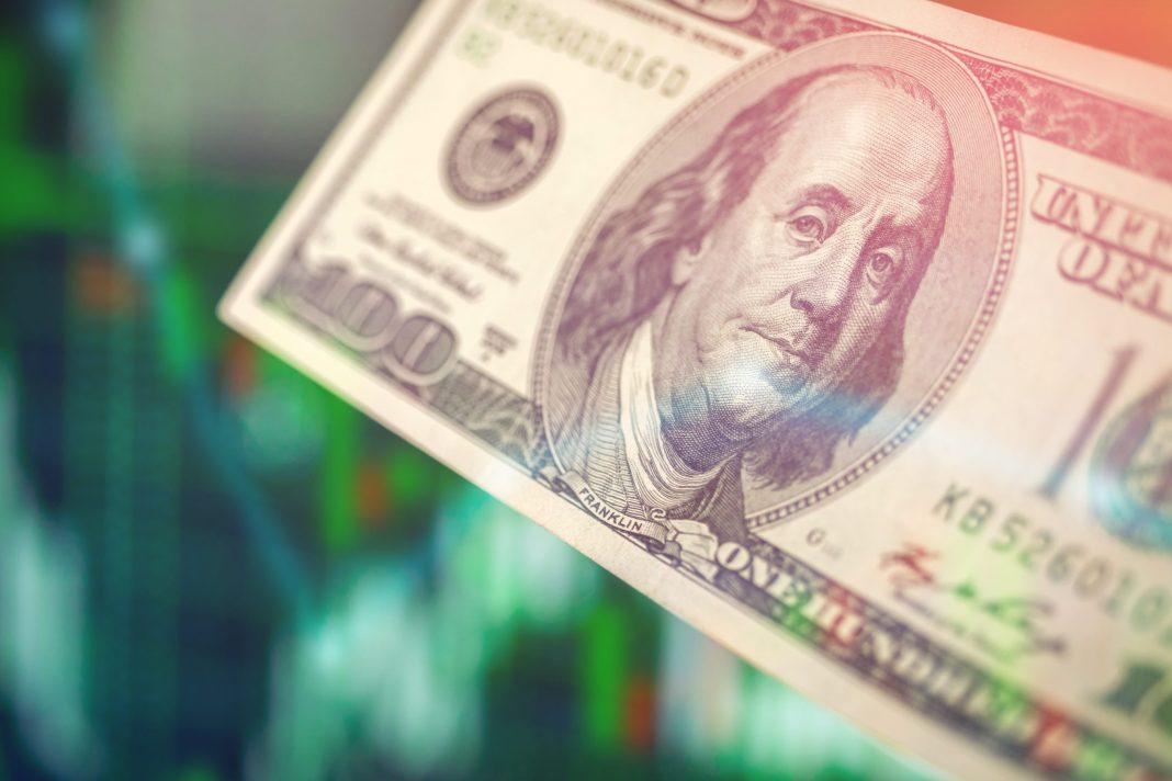 Евро преодолел рубеж в 100 рублей, доллар на подходе