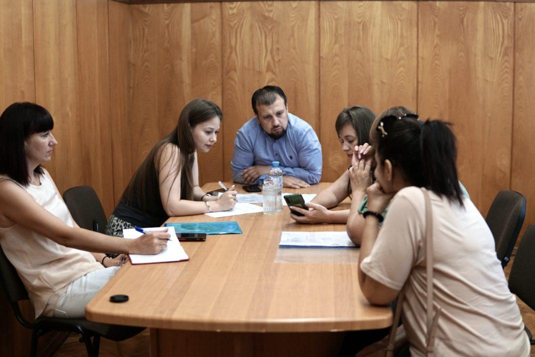 В Хостинском районе прошёл приём граждан депутата ЗСК Бориса Юнанова