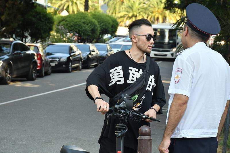 В Сочи отлавливают самокатчиков: появились зоны, где кататься запрещено