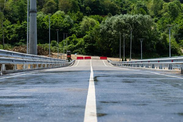 В Сочи построили новый мост: жители курорта безопасно, с комфортом и в любую погоду будут переходить через реку