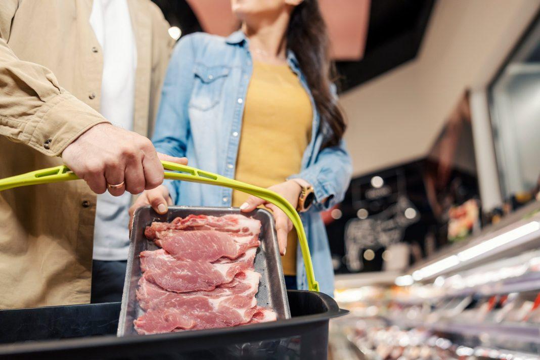 Что происходит на рынках и в магазинах: в России рекордно подорожала курятина и свинина