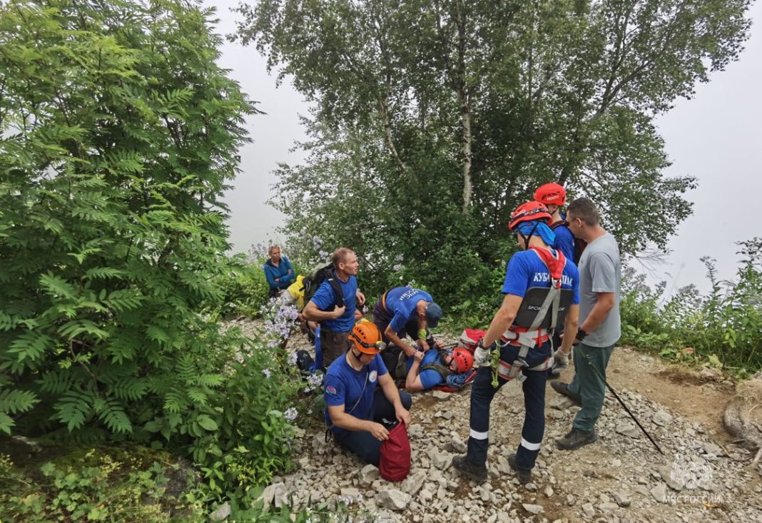 Прогулка в горах обернулась борьбой за выживание: туриста из Сочи эвакуировали после двух приступов (видео)