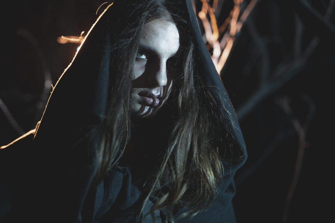 Будьте осторожны, она может быть опасна: с помощью этих 5 правил вы сможете обнаружить современную ведьму (главное — делайте это аккуратно)