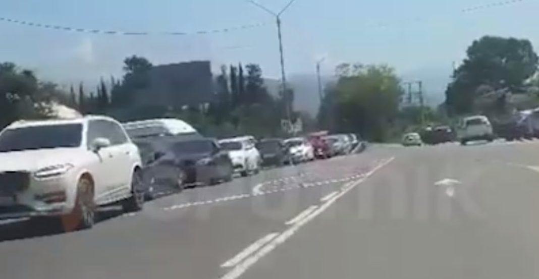 Из Абхазии в Россию образовалась многокилометровая пробка (видео)