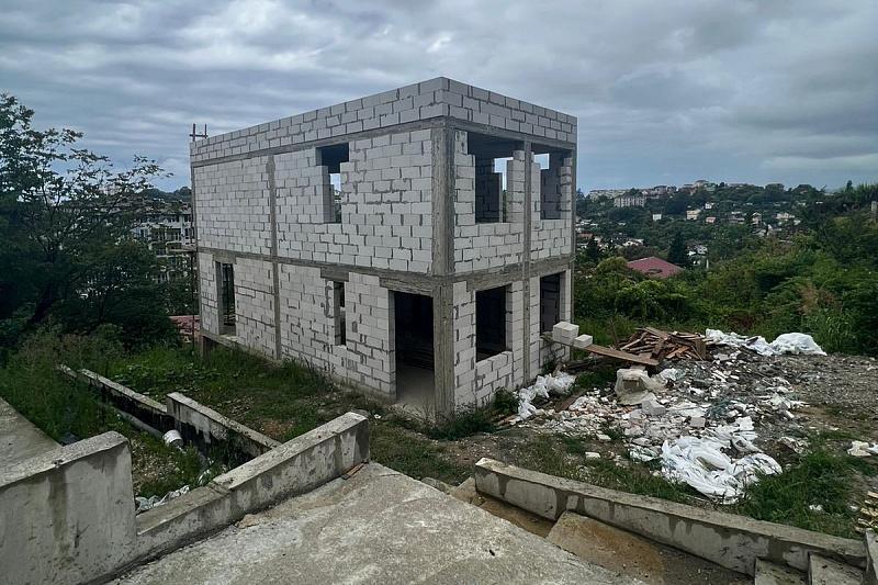 В Сочи разберутся с незаконным комплексом апартаментов: застройщик возводит его без нужных документов