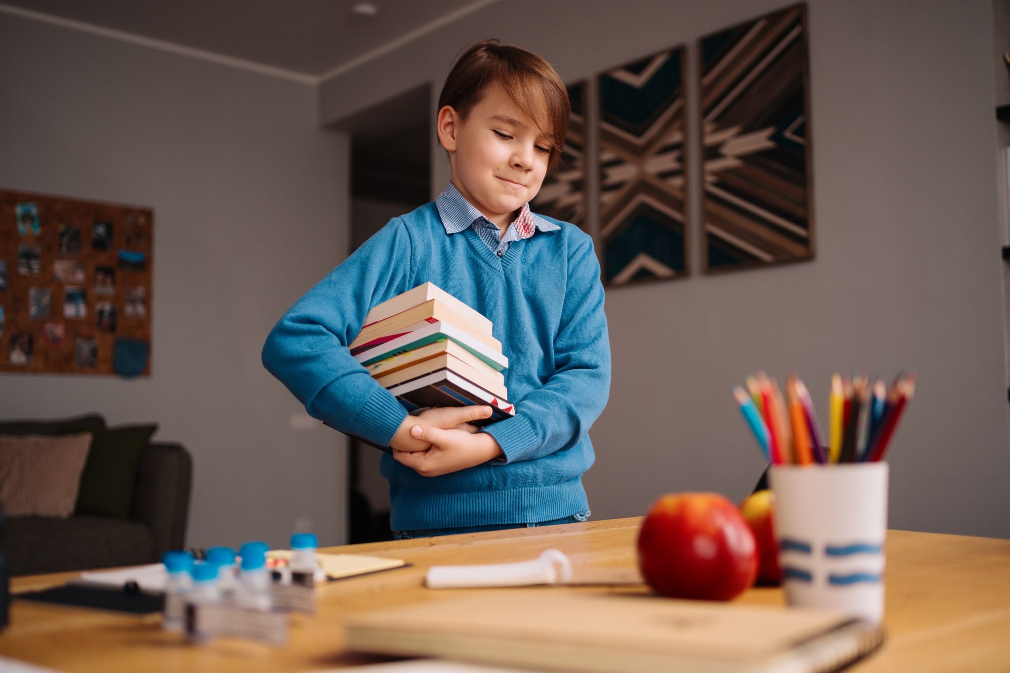 Стоящий школу. Образование мальчик. Studying boy. Getting ready for School. A boy holding a book.