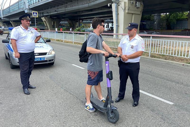 В Сочи стали жестче наказывать самокатчиков-нарушителей: на курорте проводятся рейды