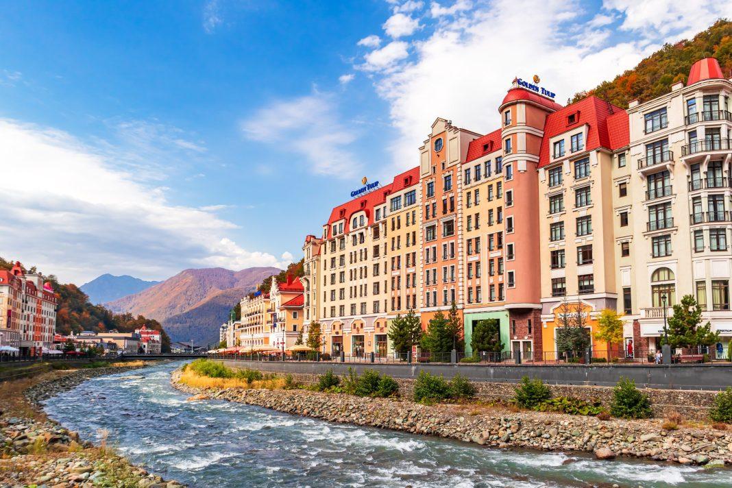 Уродливые застройки и море адыгейского сыра: москвичка поделилась впечатлениями о переезде в Сочи