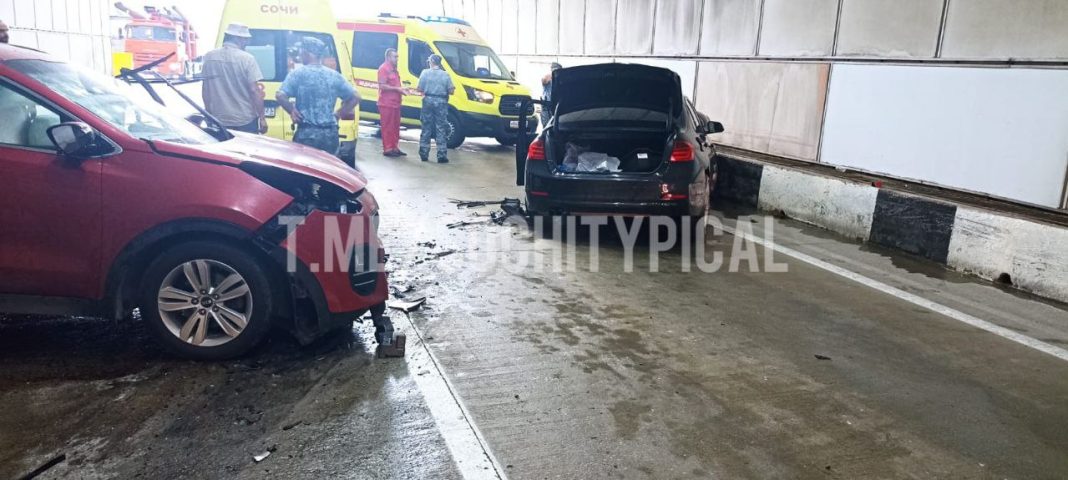 Лобовое столкновение двух иномарок: подробности произошедшей в Сочи аварии