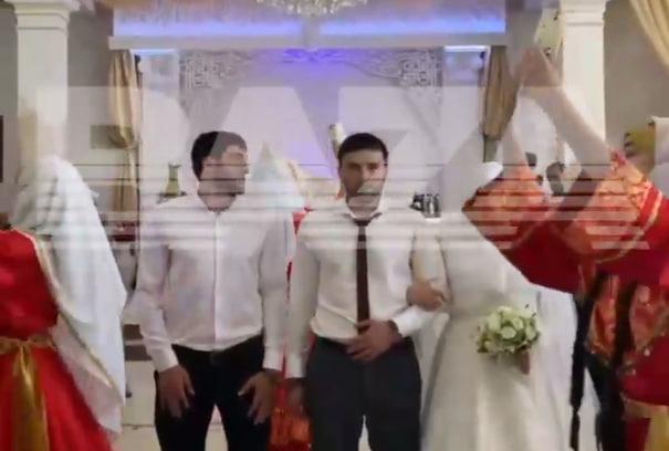 Традиции вышли из-под контроля: в Дагестане друг жениха приковал его к себе наручниками и забыл ключ (видео)