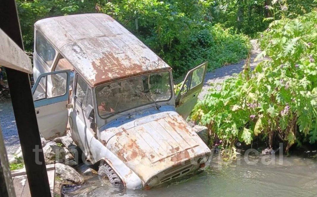 В Сочи пьяный водитель УАЗа заехал в купель на реке: он пытался постирать свою тельняшку