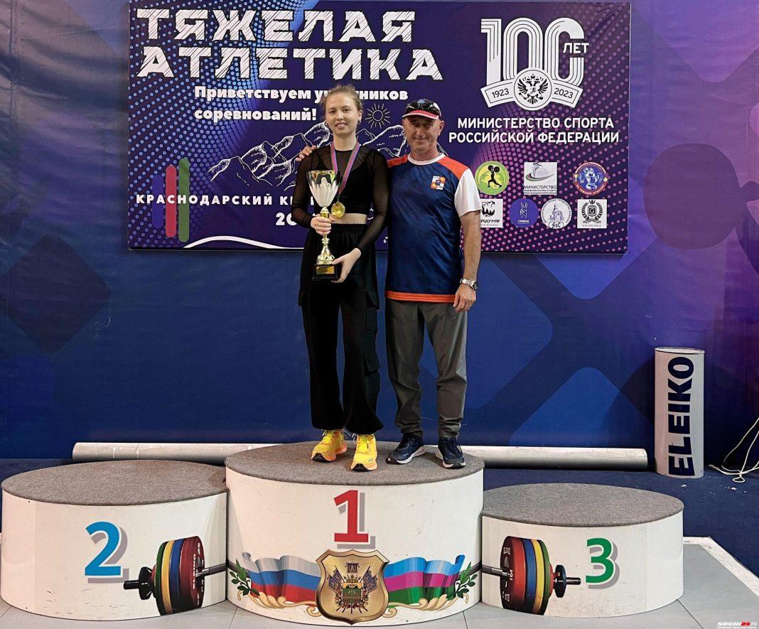 Студентка из Сочи стала Чемпионкой Кубани по тяжелой атлетике: ее готовил прославленный тренер