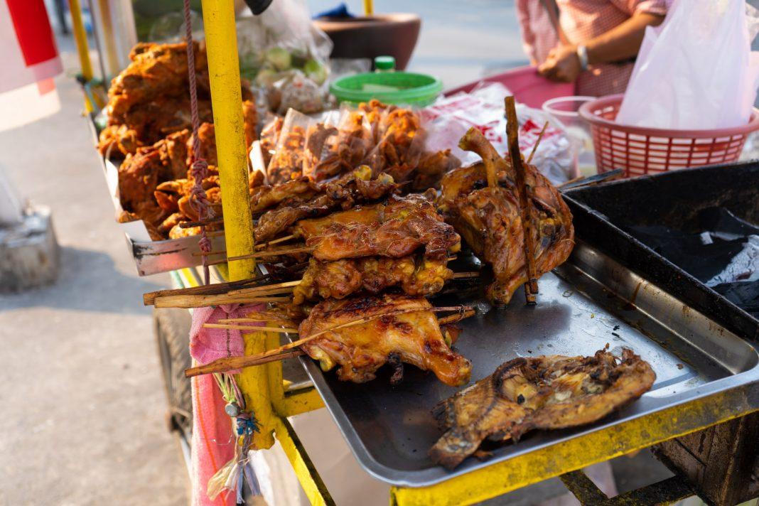 «Даже пробовать это не стали»: россияне побывали на ночном рынке в Новой Зеландии и пришли в ужас от того, что едят там местные жители