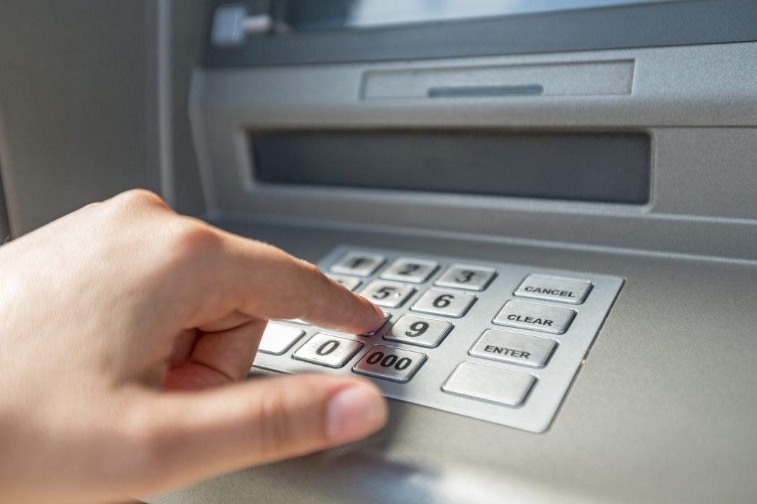 ВТБ отменил лимиты для карт других банков в своих банкоматах