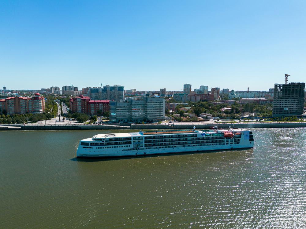 «Петр Великий» в Сочи: почему лайнер, который все ждали, не вышел в море?