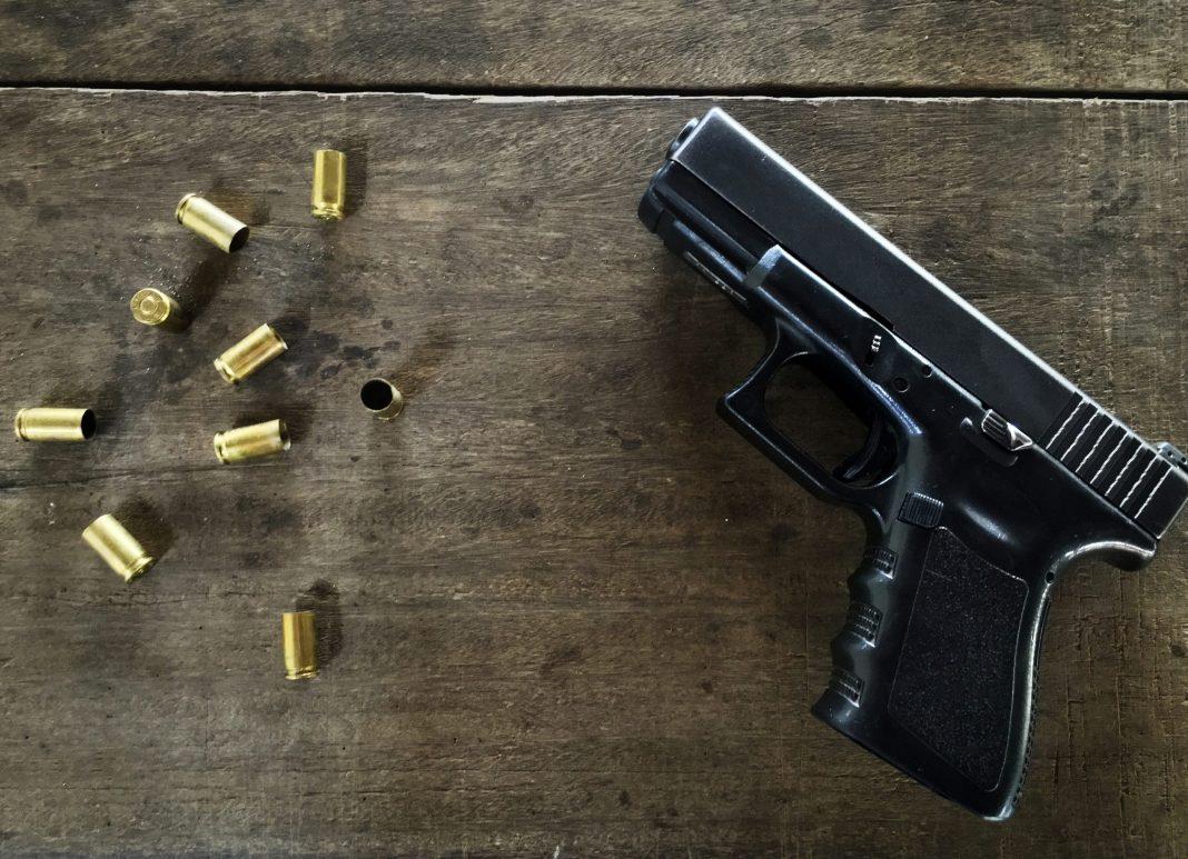 В машине лежал пистолет и неустановленные номера: за что задержали жителя Сочи