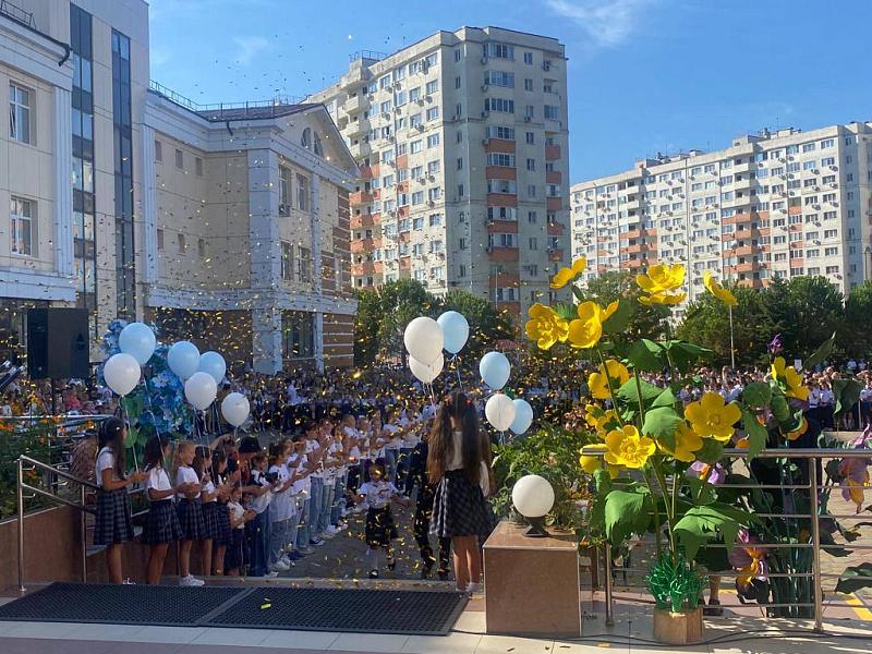 Глава города Сочи поздравил педагогов, учеников, а также их родителей со Днем знаний