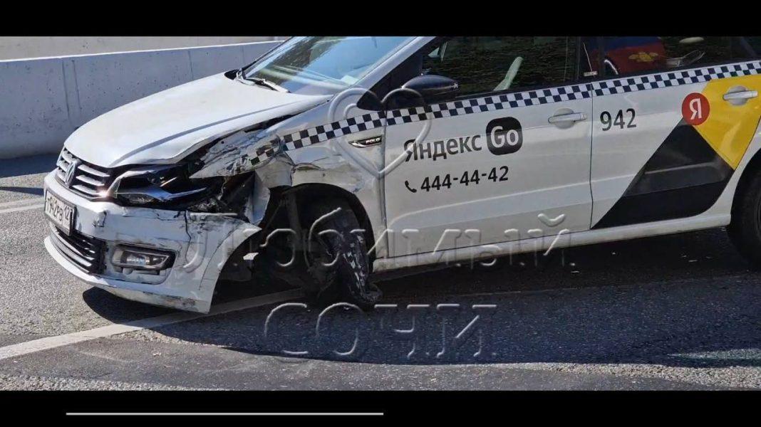В Сочи произошла жесткая авария на Ривьерском мосту (видео)