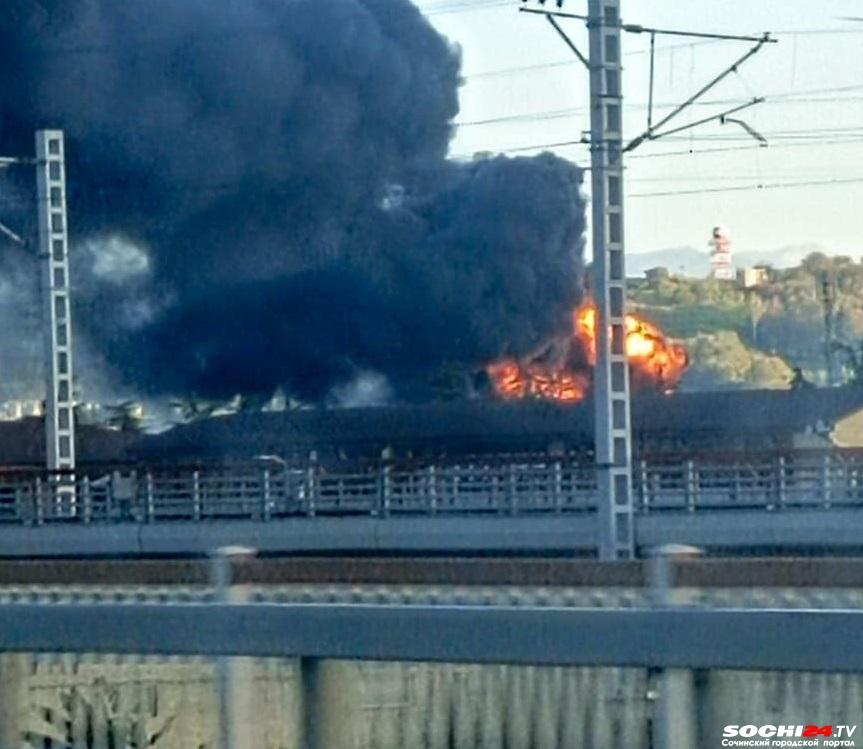 Площадь возгорания 100 кв.м.: в Сочи загорелся склад ГСМ