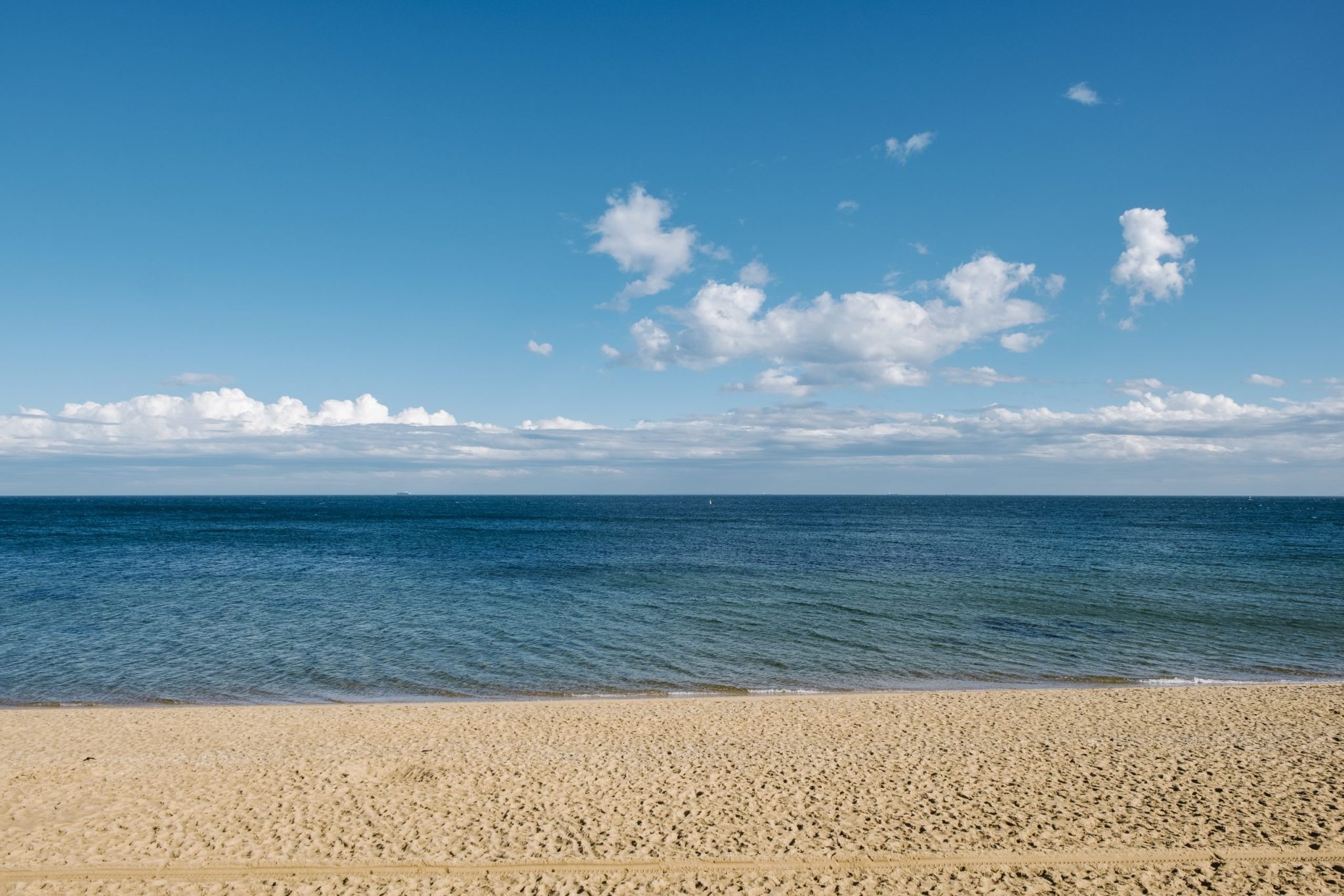 Балтийское море шторм радуга. Тунис талассотерапия хаммамет. Человек идет по берегу моря. Море подошло. Море.
