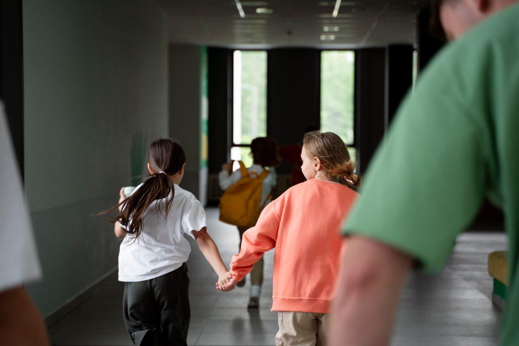 Денег на это нет: Минтруд не поддержал идею о выплатах многодетным на сборы детей в школу