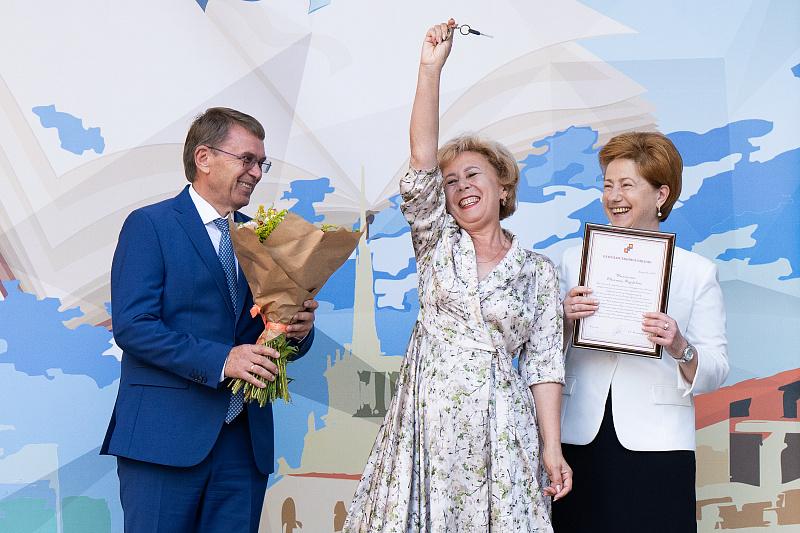 В Сочи открыли новую школу и вручили учителям ключи от квартир