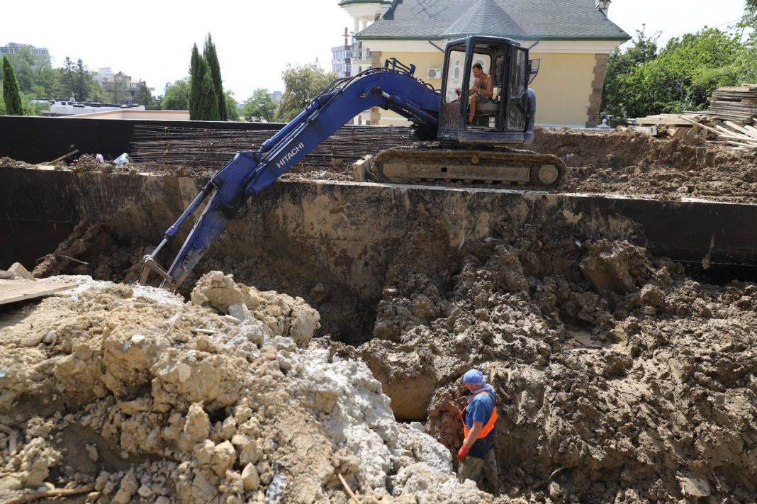 Житель Сочи оставил без воды три района города