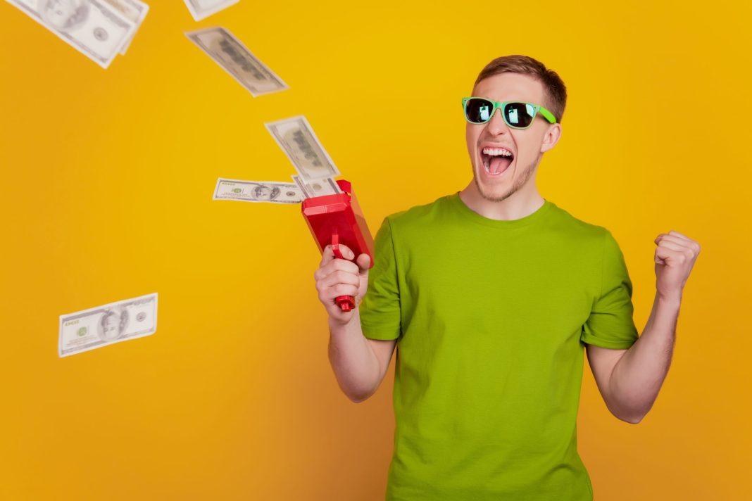 Мужчина из Тюмени выиграл 24 миллиона и стал сочинцем