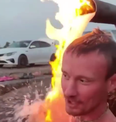 Утренний душ сурового русского: в иностранных соцсетях завирусилось видео человека, моющегося под потоком пылающей воды