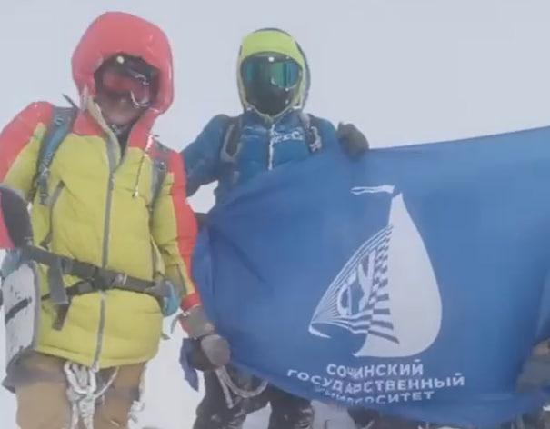 Смелость и самоотверженность: студентка из Сочи покорила Эльбрус (видео)