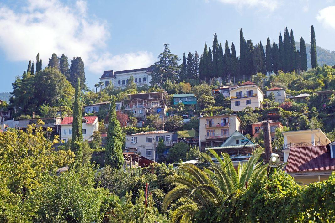 Чтобы вы потом не жаловались в интернете на «отвратительный» сервис: россиянка рассказала, как правильно выбрать жилье в Абхазии