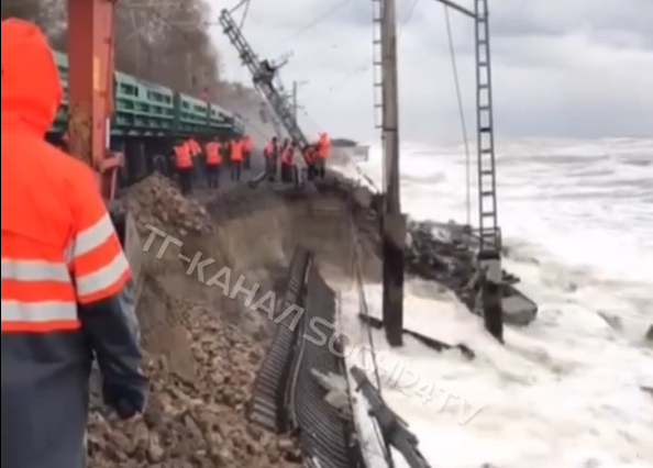 Поезда пока не ходят: сильный шторм размыл железную дорогу в Сочи, рельсы упали прямо в море (видео)