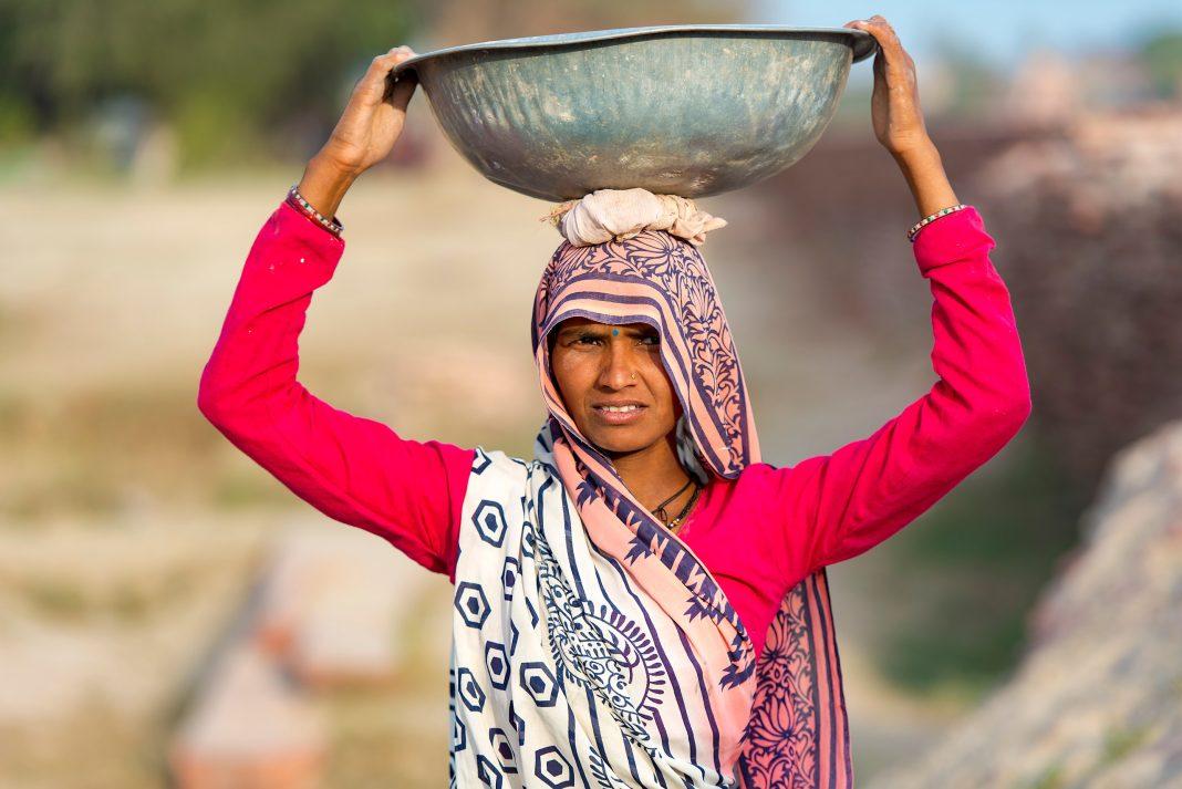 «Единственная улица, которая пахнет мылом»: жизнь россиянки разделилась на до и после, когда она увидела моющихся на улице жителей Индии — и мужчин, и женщин