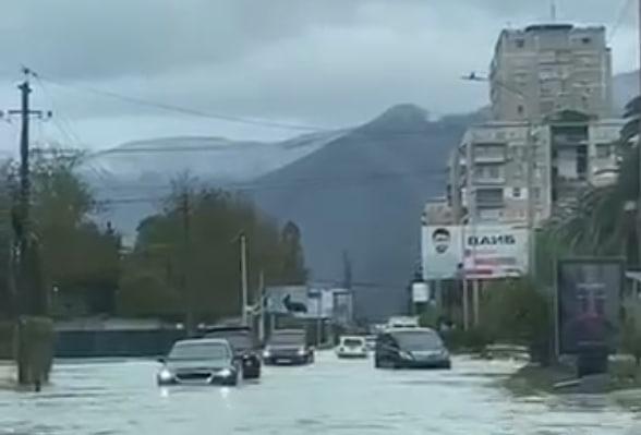 «Залило весь дом, вода доходит до дороги»: стихия обрушилась и на соседнюю Абхазию