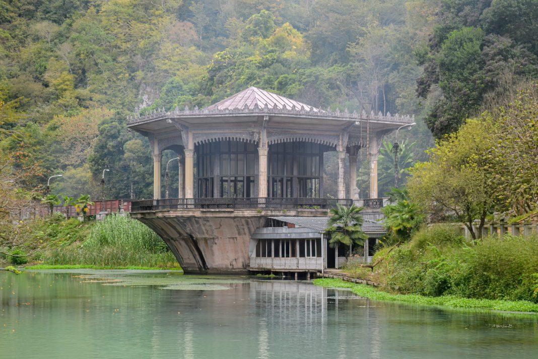 Красота вне времени: почему туристы в Абхазии стремятся посетить заброшенную станцию «Псырцха»?