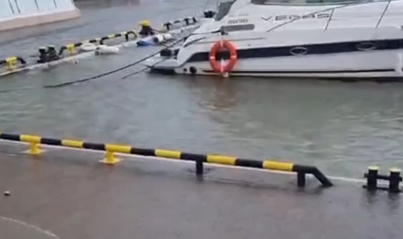 «Такое мы видим впервые»: море в самом центре Сочи вышло из берегов (видео)