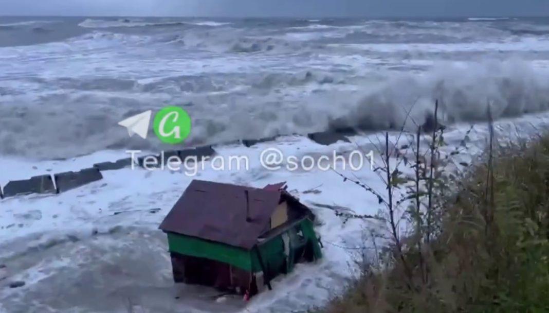 Шторм века не утихает: в Сочи стихия смыла еще один дом (видео)