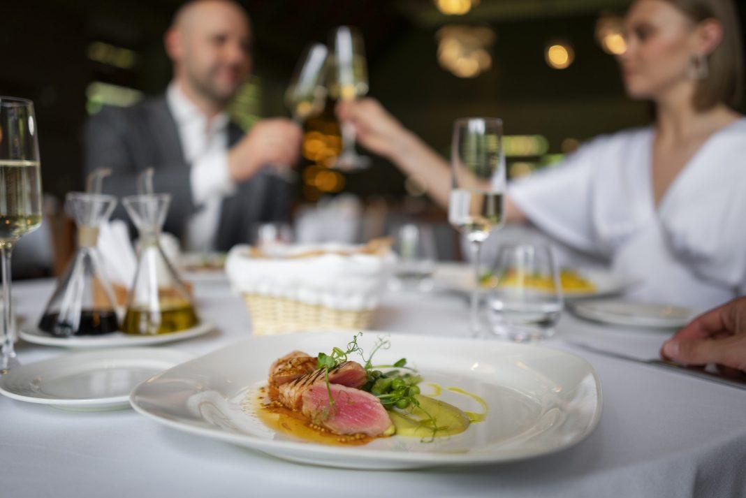 Россияне стали чаще оставлять чаевые с помощью QR-кода