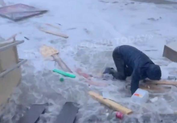 На набережной в Сочи гигантская волна чуть не утащила мужчину в море (видео)