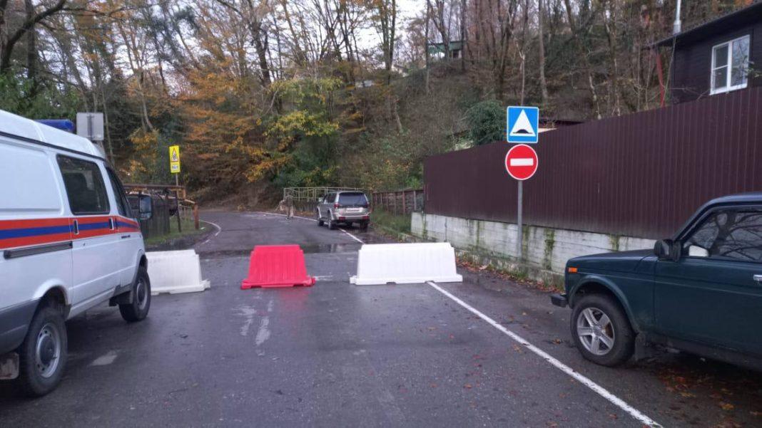 Дорога перекрыта, автобусы не ходят: в Сочи сошел оползень