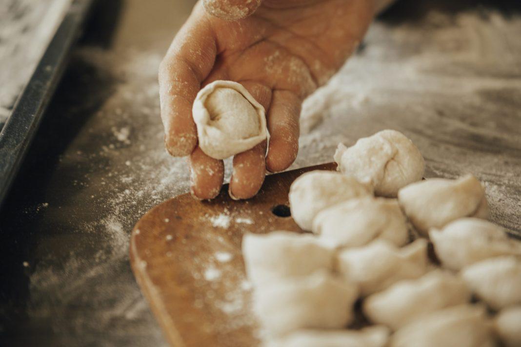 Почему мы продолжаем это есть: Роскачество нашло в пельменях кости, сальмонеллы и кишечную палочку