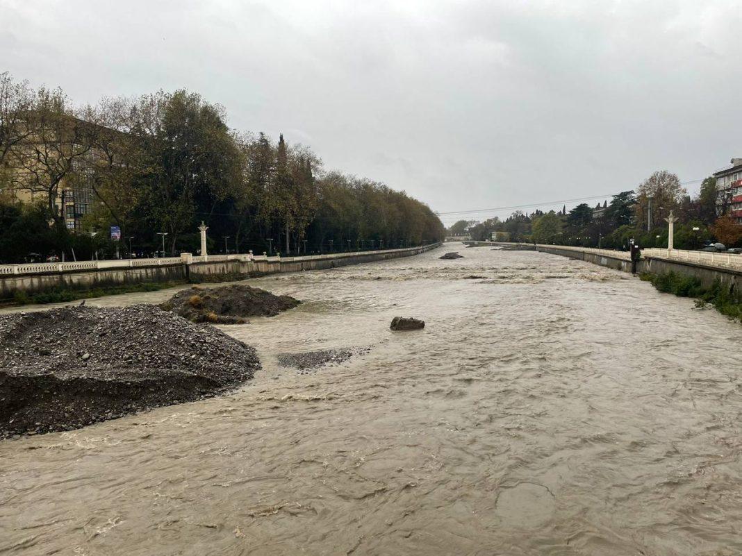 Сочи опять «плывет»: сегодня ожидается подъем уровня воды в реках и сильные дожди