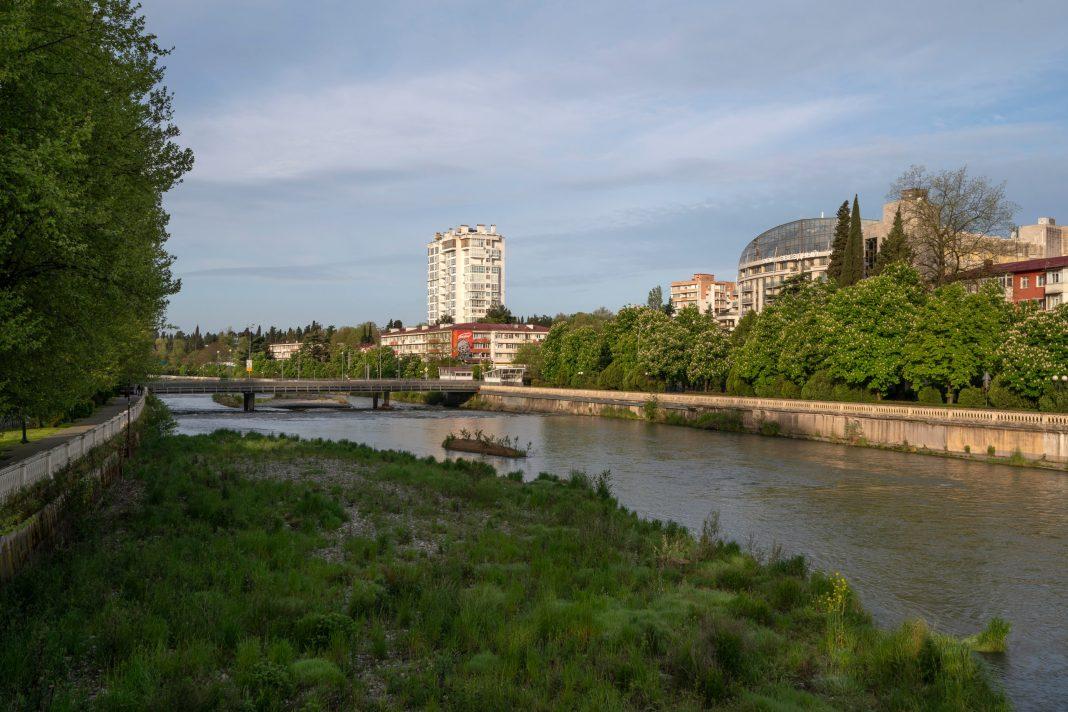 Бесконечные споры вызывают плюсы и минусы жизни в Сочи